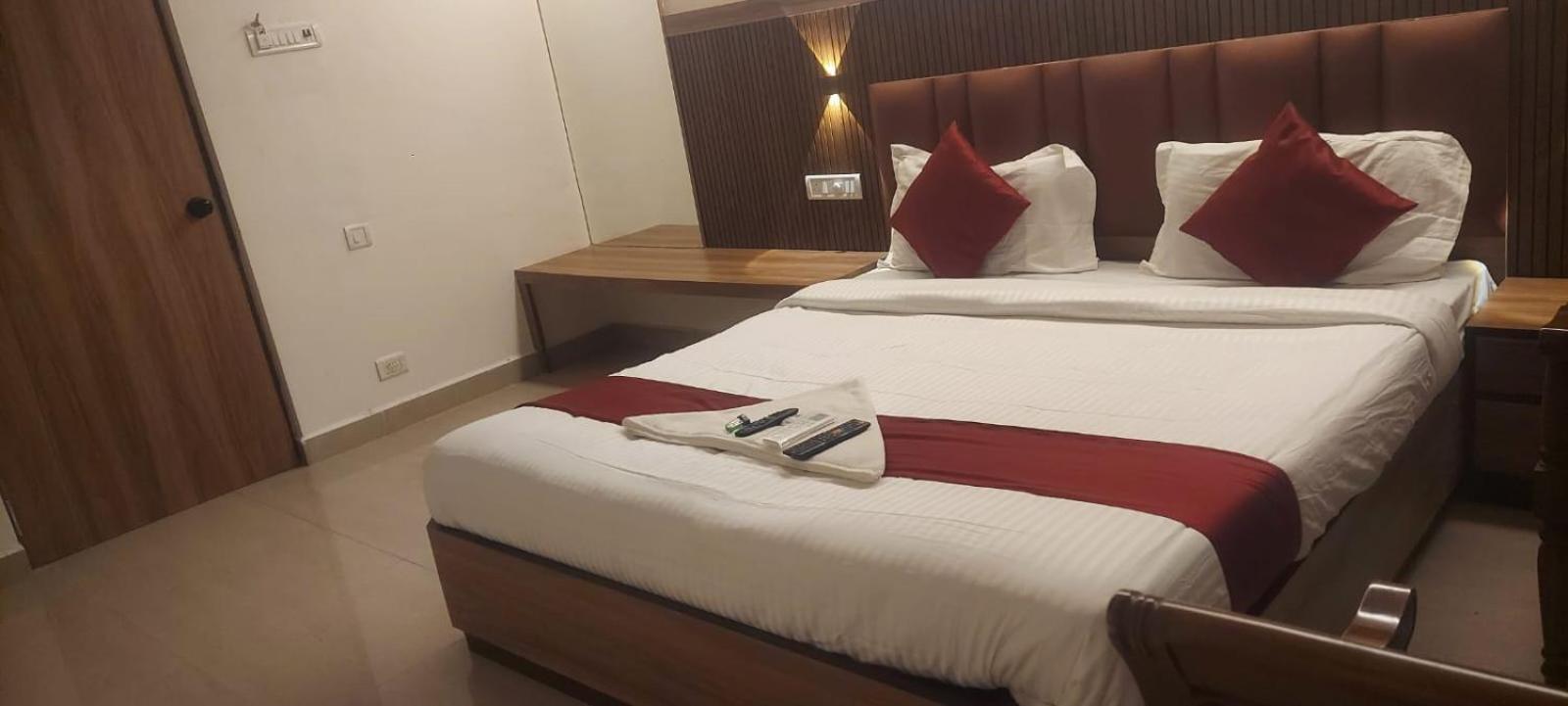 Capital O 69831 Hotel Mount Heera Chennai Esterno foto